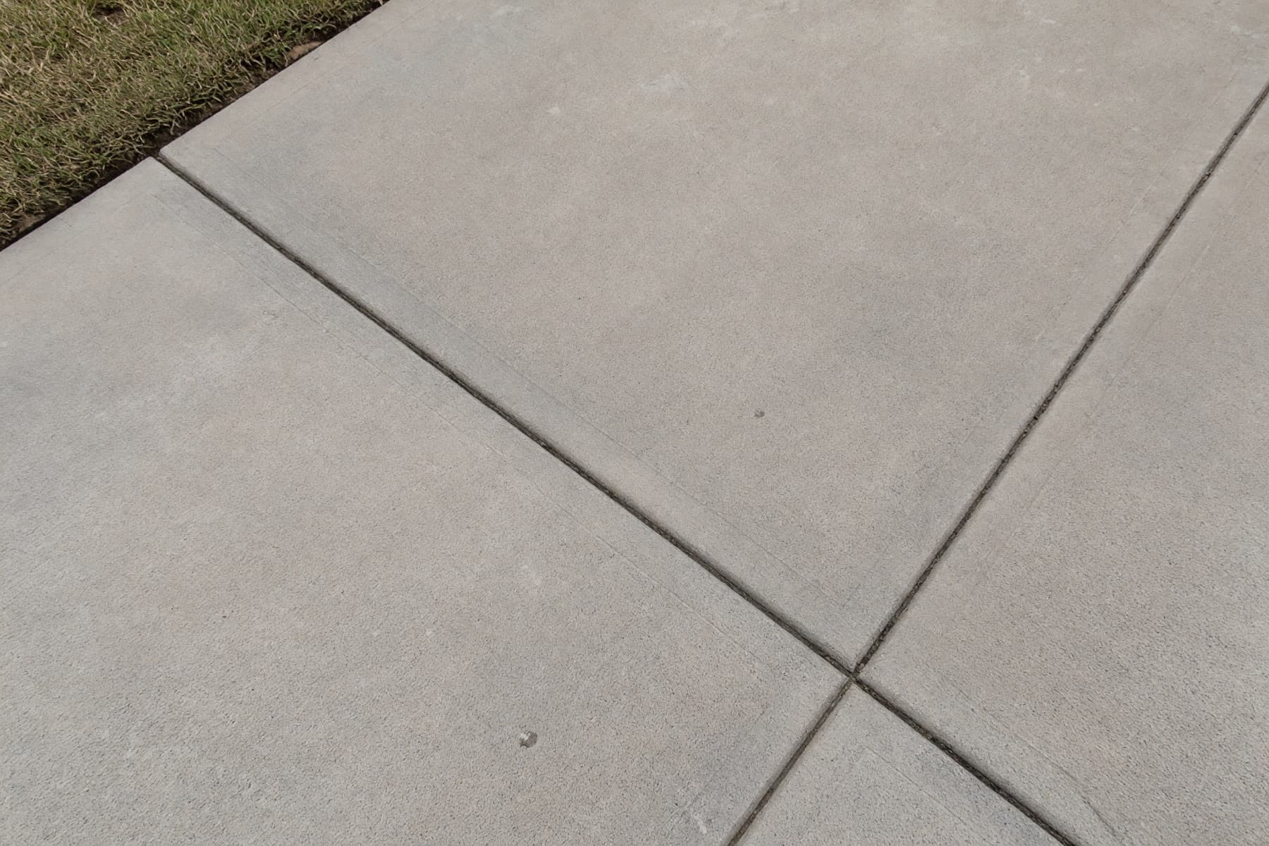Close view of clean concrete after pressure washing